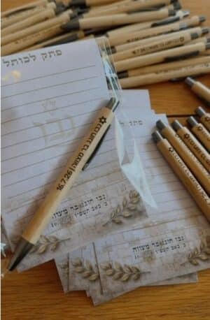 מארז כותל - עט עם חריטה, פתק כותל עטוף בצלופן - 12 יחידות
